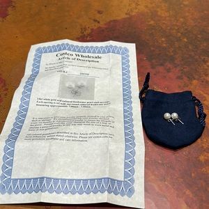 14Kt white gold and cultured freshwater pearl stud earrings,